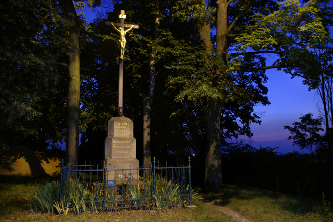 Křížek u kostela (Noční foto).jpg